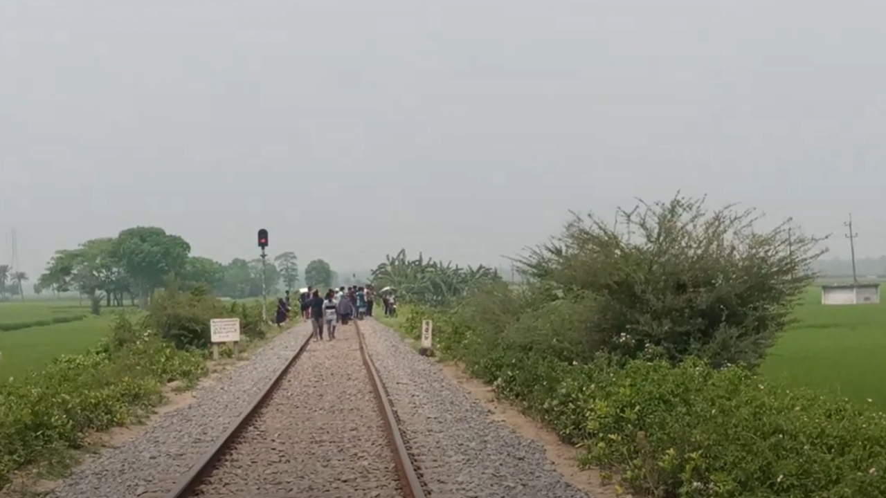 ট্রেনে কাটা পড়ে তরুণীর মৃত্যু