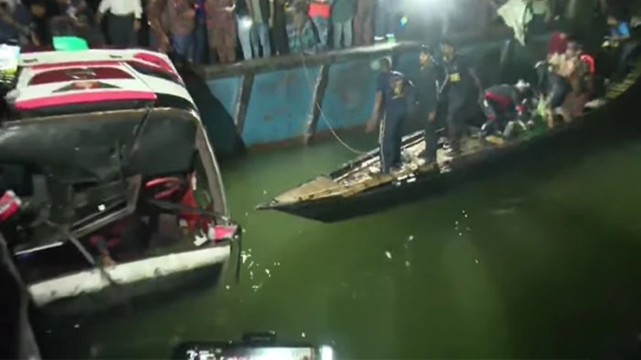 দৌলতদিয়া ঘাটে বাস দুর্ঘটনায় ঝিনাইদহের মা ও শিশুকন্যার মৃত্যু