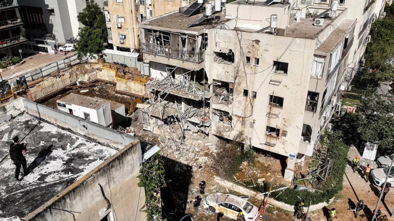 ইরানি ক্ষেপণাস্ত্র হামলার পর মধ্য ইসরায়েলে ব্যাপক ক্ষয়ক্ষতি