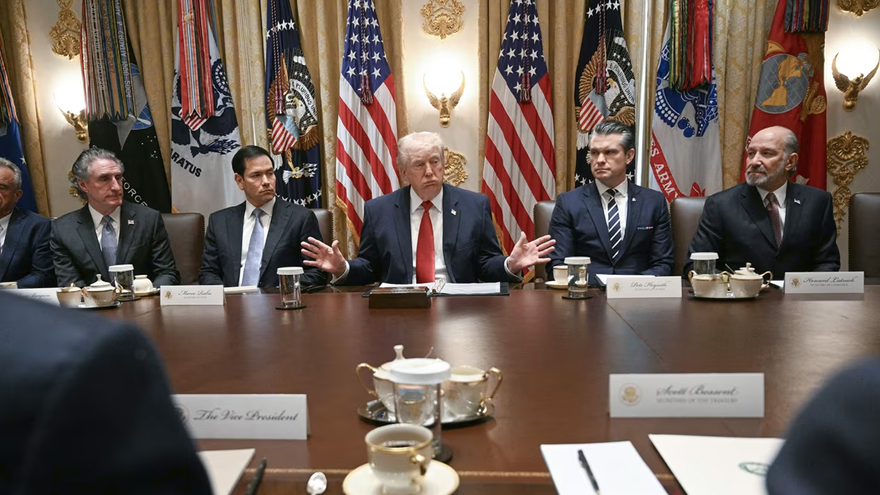 যুদ্ধ থামাতে ইরান চুক্তির জন্য &lsquo;কাকুতি-মিনতি করছে&rsquo;: ট্রাম্প