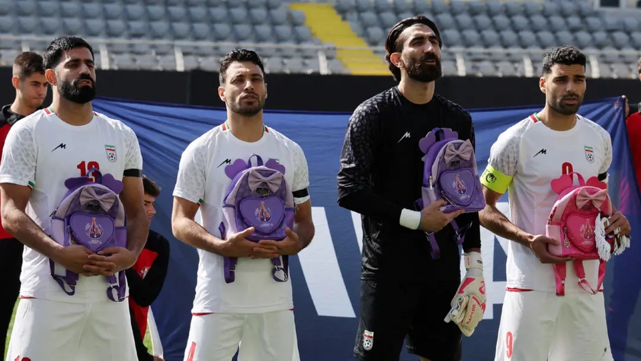 স্কুলব্যাগ হাতে ইরানের নিহত শিক্ষার্থীদের স্মরণে মাঠে নামলেন ফুটবলাররা