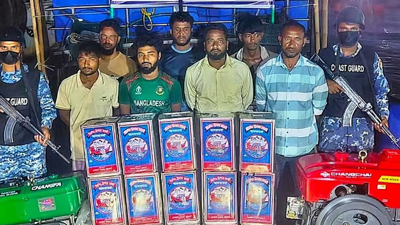 গভীর রাতে মিয়ানমারে ডিজেল পাচারের সময় আটক ৭