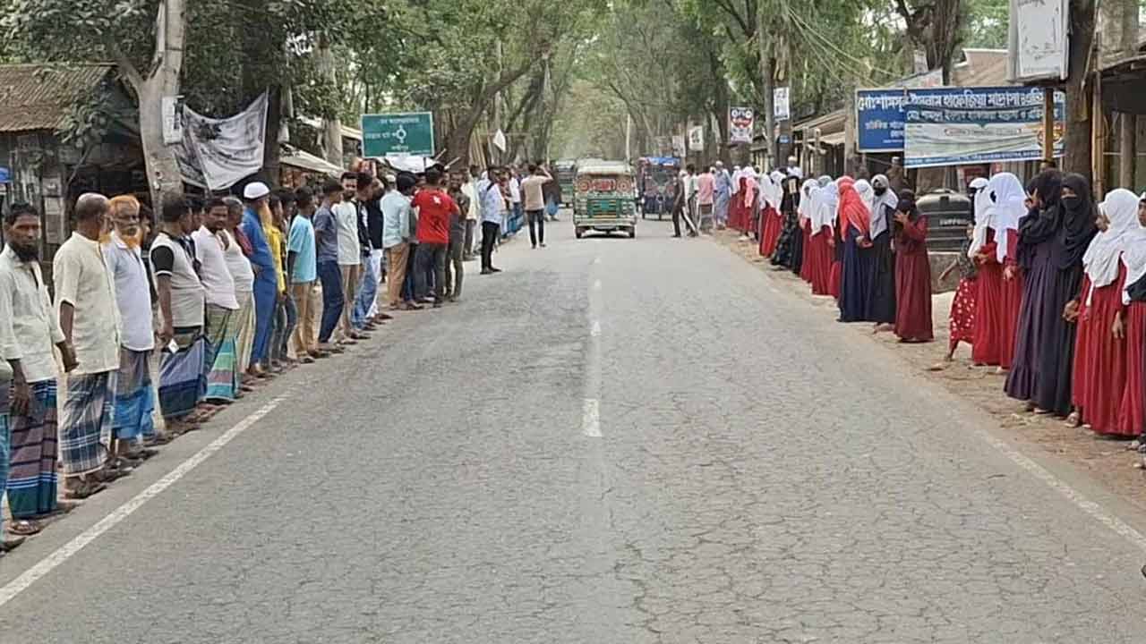 লক্ষ্মীপুরে ইটভাটা বন্ধের দাবিতে মানববন্ধন