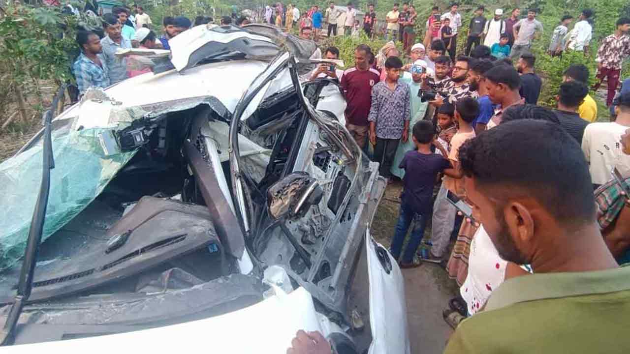 খুলনায় ট্রেনের ধাক্কায় দুমড়ে-মুচড়ে গেল প্রাইভেটকার