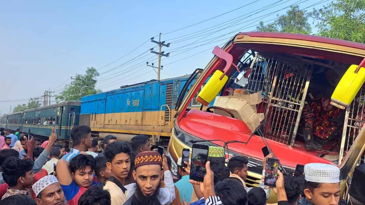 কুমিল্লায় বাস-ট্রেনের সংঘর্ষের তদন্ত প্রতিবেদন জমা, যা জানা গেল