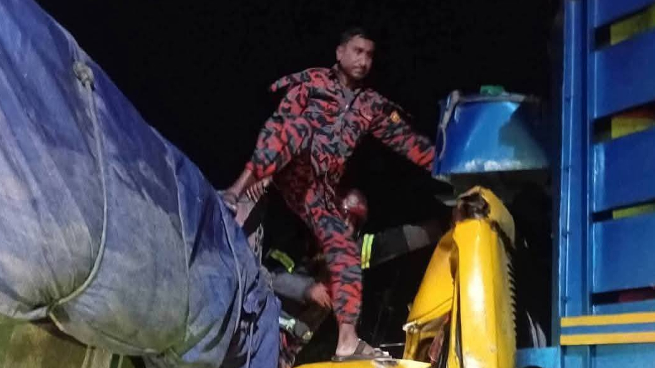 বিকল ট্রাকের পেছনে আরেক ট্রাকের ধাক্কা, নিহত ১