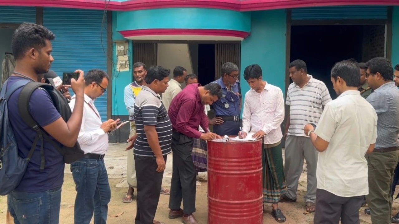 নাটোরে অবৈধভাবে জ্বালানি তেল মজুদ, ব্যবসায়ীকে এক লাখ টাকা জরিমানা