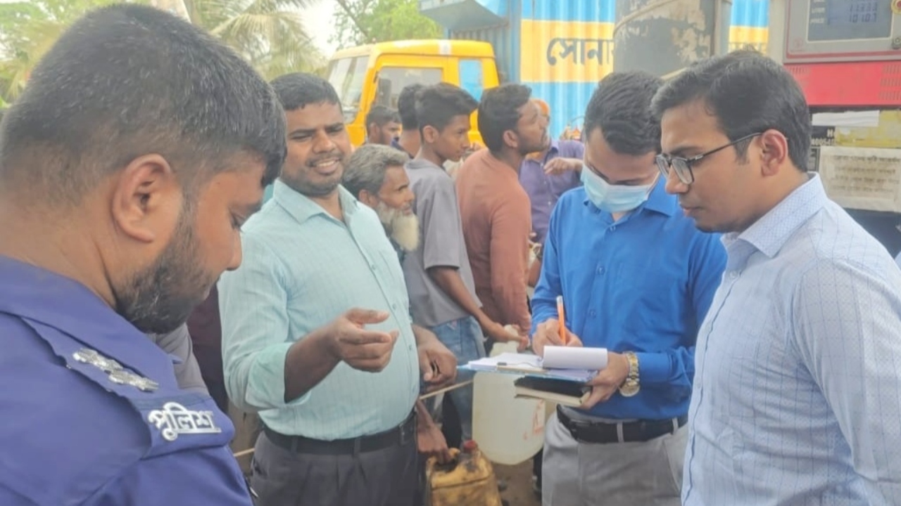 মাগুরায় ফিলিং স্টেশনে অভিযান, সিরিয়াল ভঙ্গ ও বোতলে তেল নেওয়ায় জরিমানা