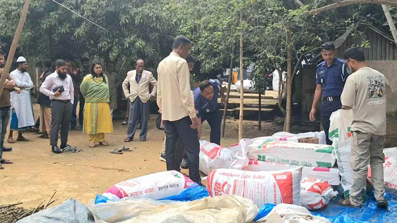 নেত্রকোনায় বিপুল পরিমাণ ভারতীয় চোরাই পণ্য জব্দ