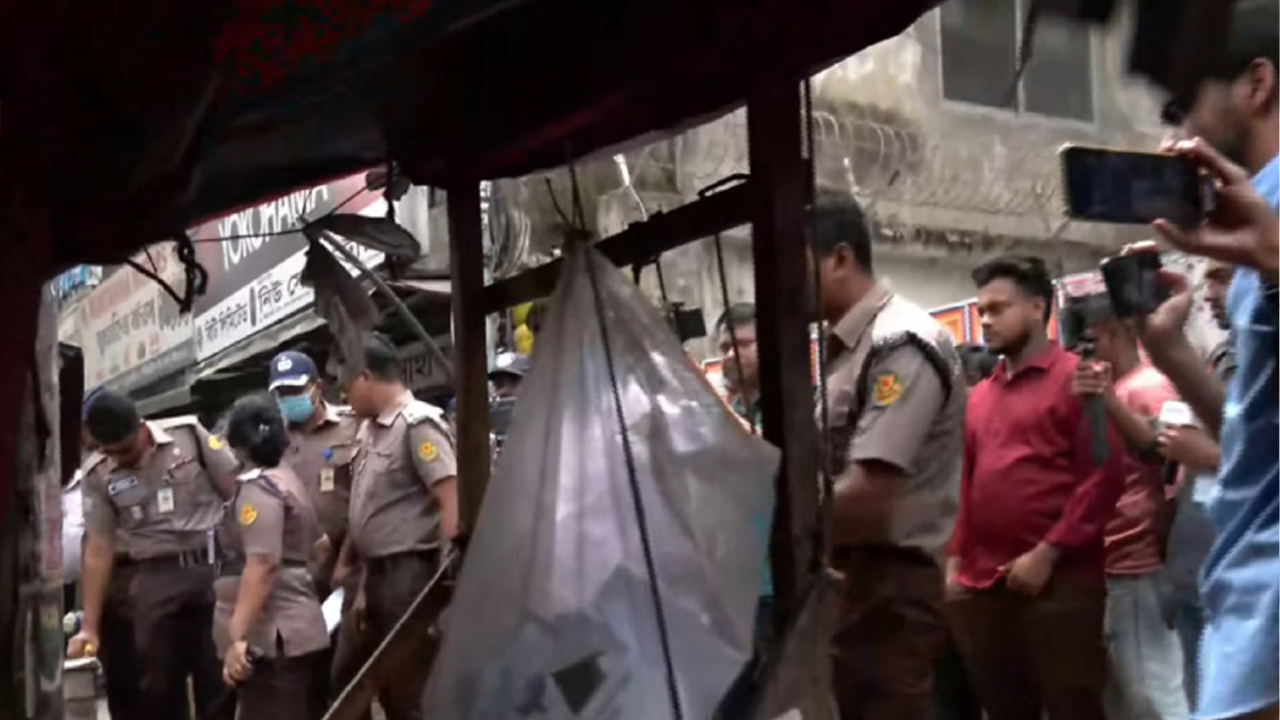 ফুটপাত দখলমুক্ত করতে&nbsp;ডিএমপির উচ্ছেদ অভিযান