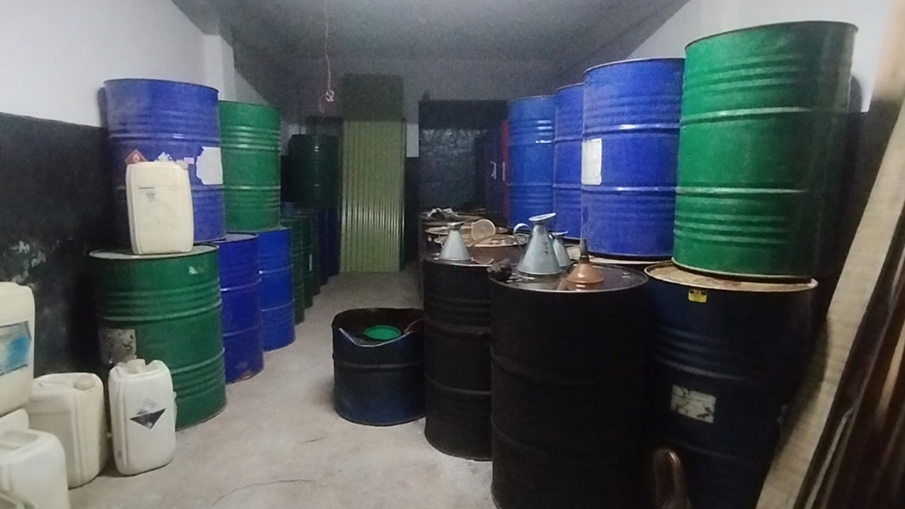 মেহেরপুর সীমান্তে বিপুল পরিমাণ তেলের মজুদ জব্দ, গ্রেপ্তার ১