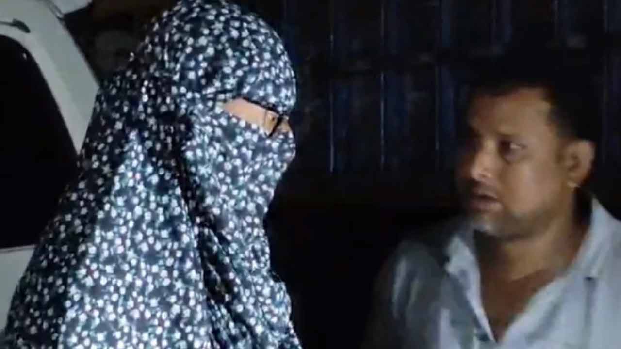 বোরকা পরে পাম্পে তেল নিতে গিয়ে ধরা খেলেন যুবক