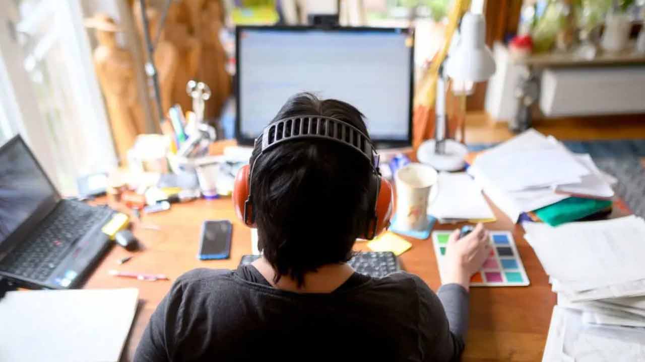 জ্বালানি সংকট মোকাবিলায় হোম-অফিস চালু করছে মালয়েশিয়া