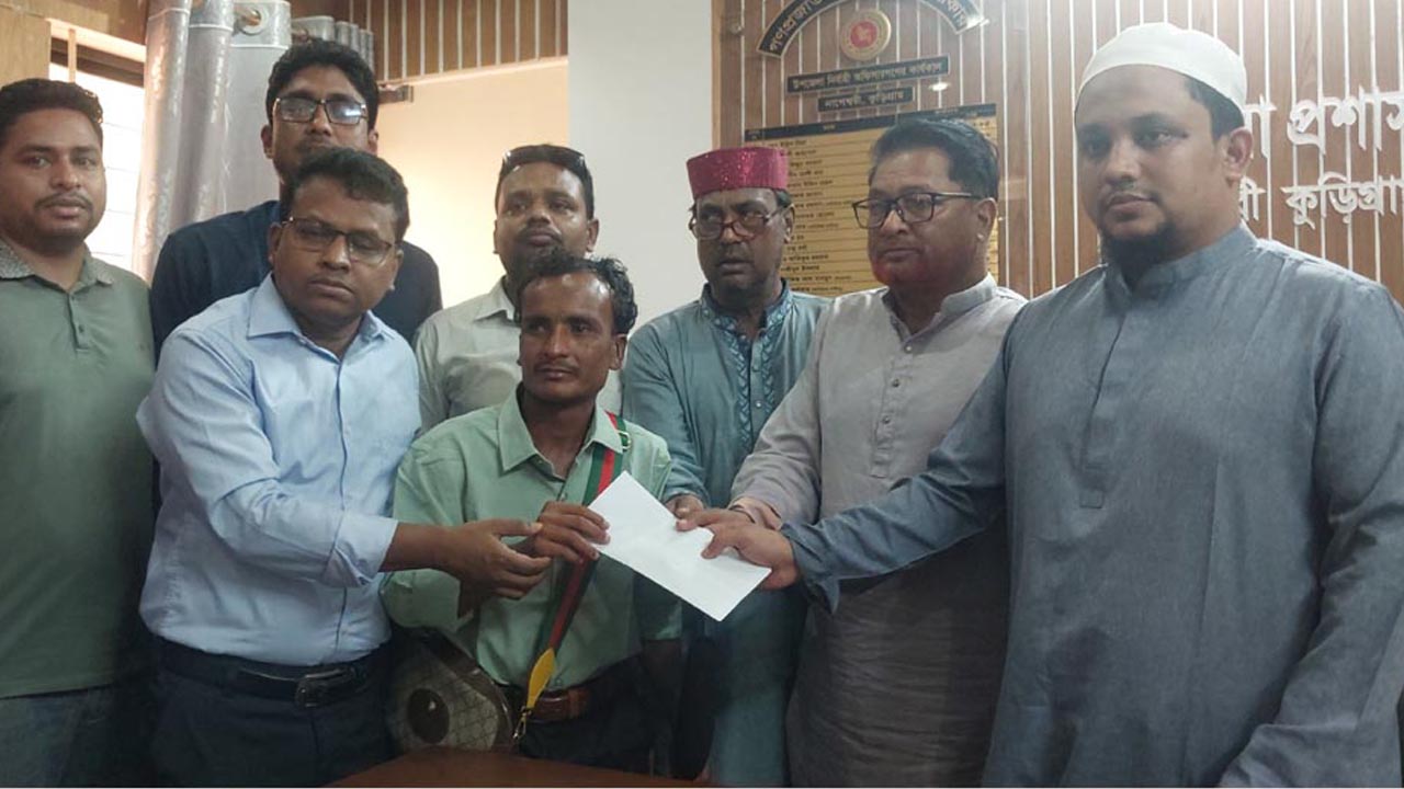 তাইজুল ইসলামের কাছে নগদ অর্থ সহায়তা তুলে দিচ্ছেন ভারপ্রাপ্ত ইউএনও। ছবি: দেশ টিভি