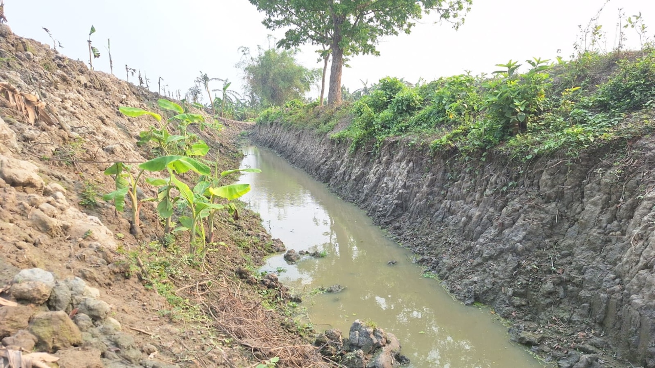 ফিশারির মাটি কেটে বিক্রির অভিযোগে পাকুন্দিয়ায় বিএনপি নেতার বিরুদ্ধে লিখিত অভিযোগ