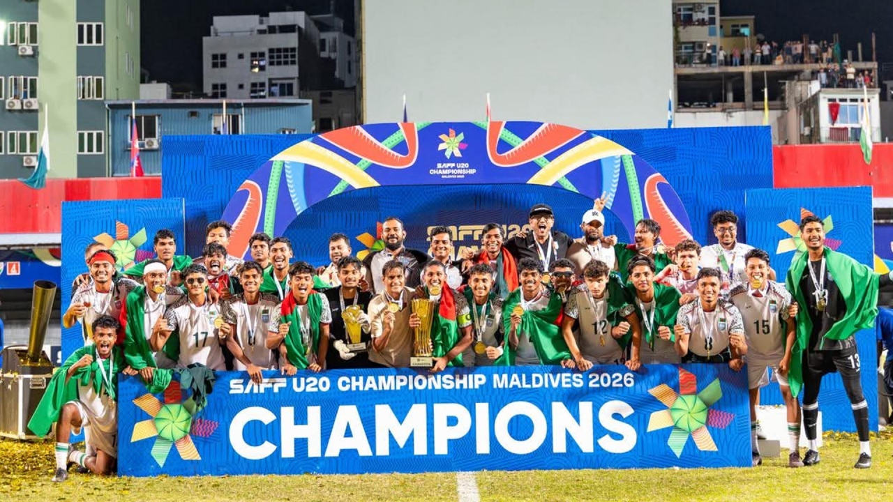 সাফজয়ী যুব দলের জন্য ছাদখোলা বাসে বর্ণাঢ্য সংবর্ধনা