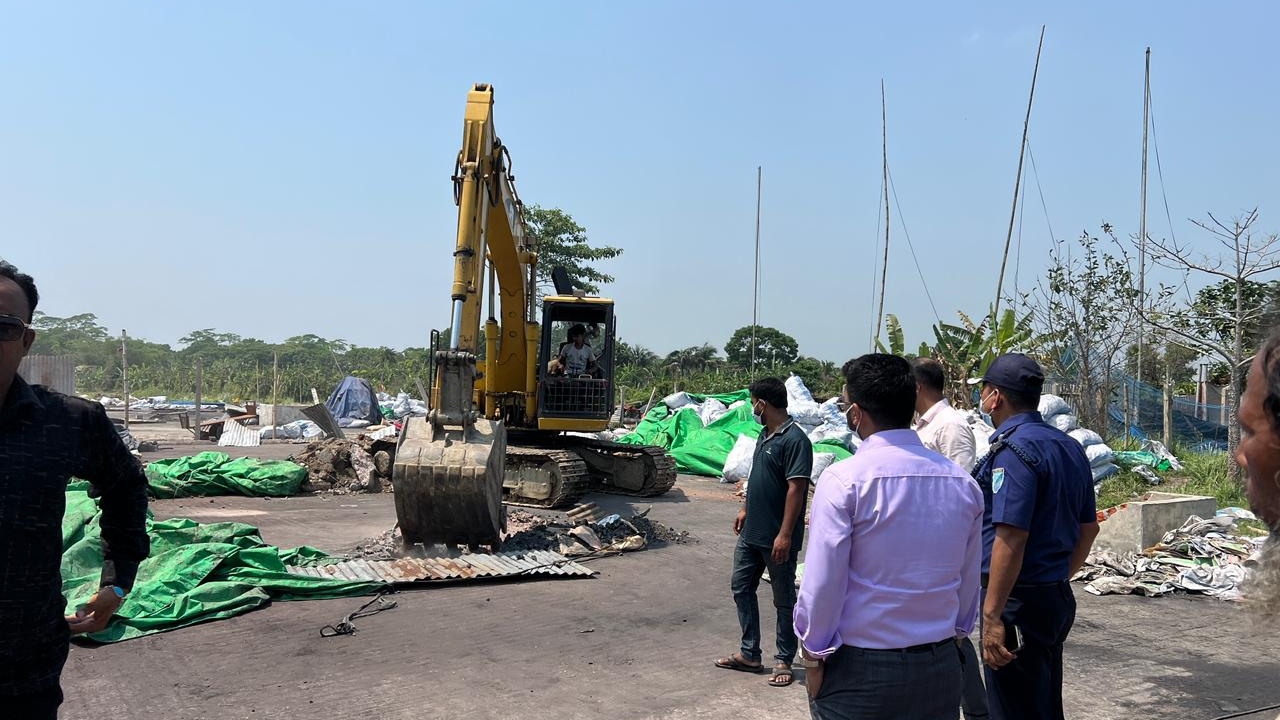 শরীয়তপুরে অবৈধ সীসা কারখানা গুড়িয়ে দিলো ভ্রাম্যমাণ আদালত