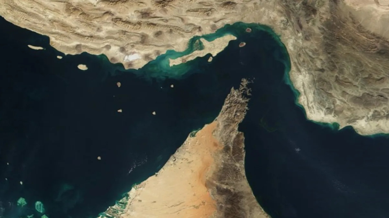 হরমুজ প্রণালি চালুর খবরেই চাঙা বিশ্ব অর্থনীতি!