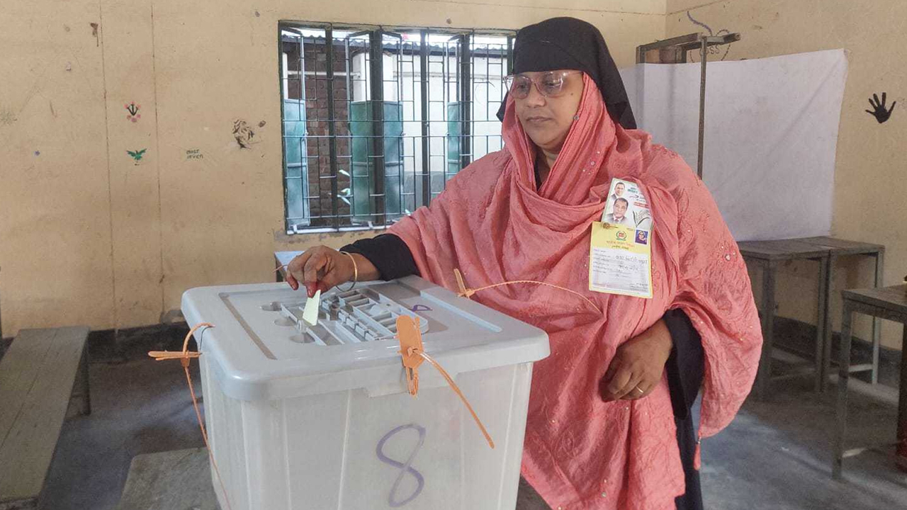 বগুড়া-৬ আসনে উপ-নির্বাচনের চলছে ভোট