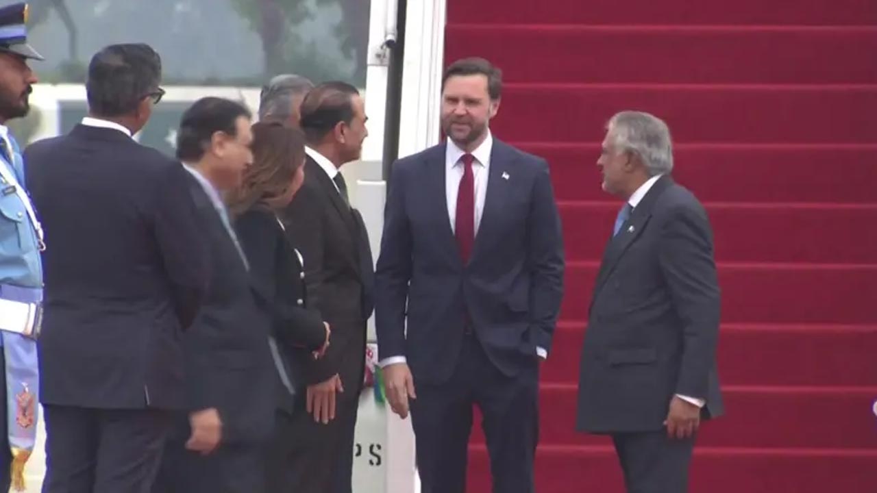 পাকিস্তান পৌঁছেছেন মার্কিন ভাইস প্রেসিডেন্ট জেডি ভ্যান্স