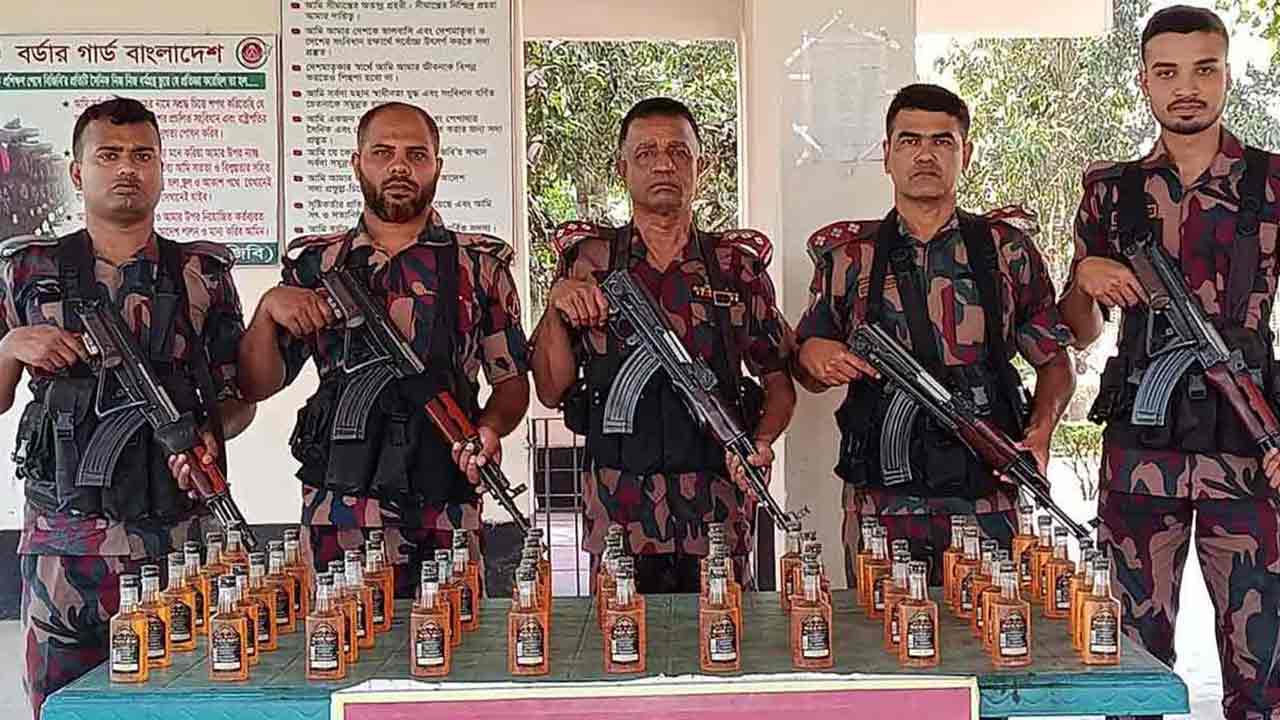 মহেশপুরে ১৬ লাখ টাকার চোরাই মাল ও মদ উদ্ধার