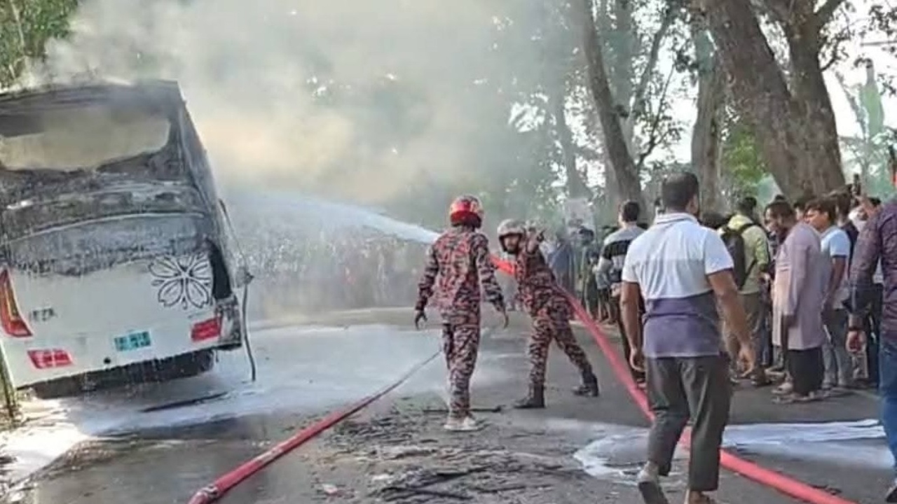 মাদারীপুরে চলন্ত বাসে আগুন, লাফিয়ে নামতে গিয়ে নিহত ১