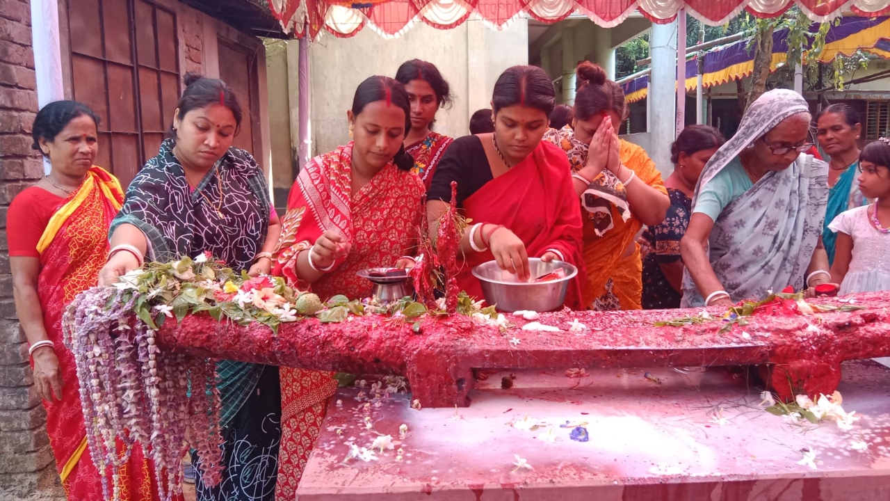 মাগুরায় শিব ঠাকুরের মাথায় জল ঢেলে চৈত্র সংক্রান্তি পালন&nbsp;