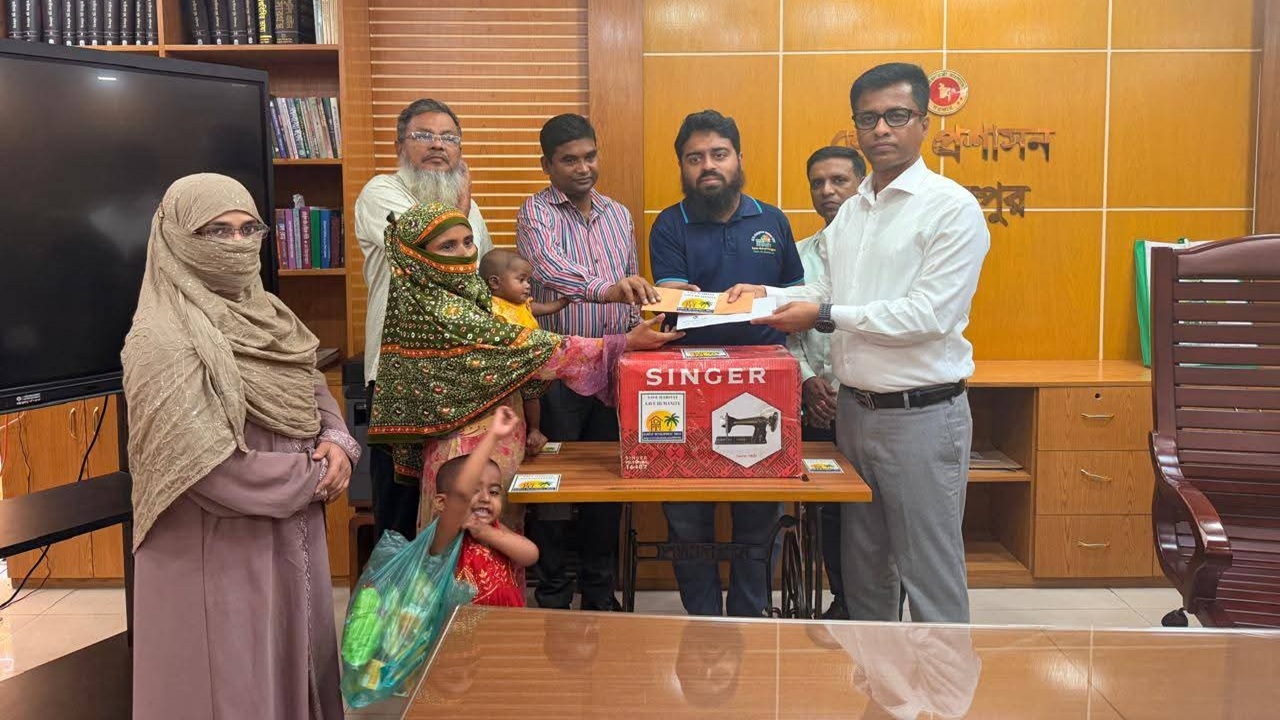 সেই মাকে দেওয়া হলো সেলাই মেশিন ও নগদ অর্থ সহায়তা&nbsp;