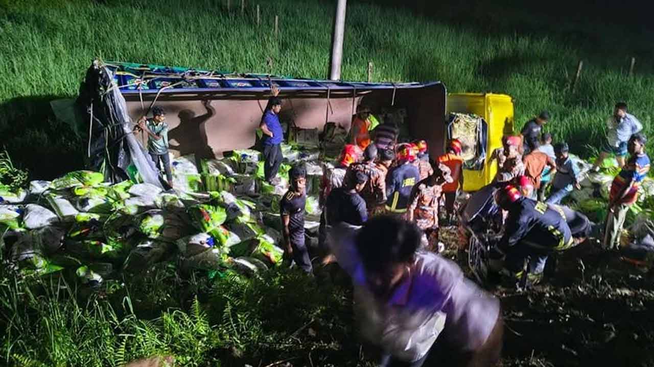 কুমিল্লায় ট্রাক উল্টে নিহত ৭ জনের বাড়ি দিনাজপুরে