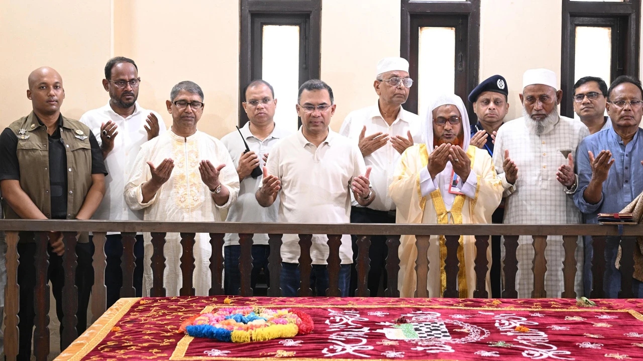 মওলানা ভাসানীর কবর জিয়ারত করলেন তারেক রহমান