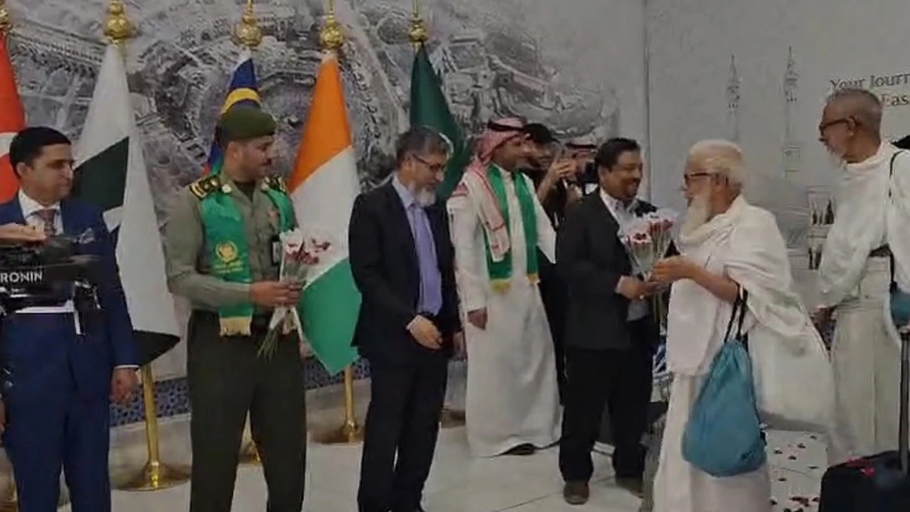 বাংলাদেশের প্রথম হজ ফ্লাইট সৌদি আরব পৌঁছেছে