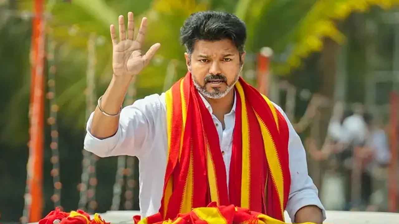 যে কারণে পুলিশের মামলায় ফাঁসলেন বিজয়