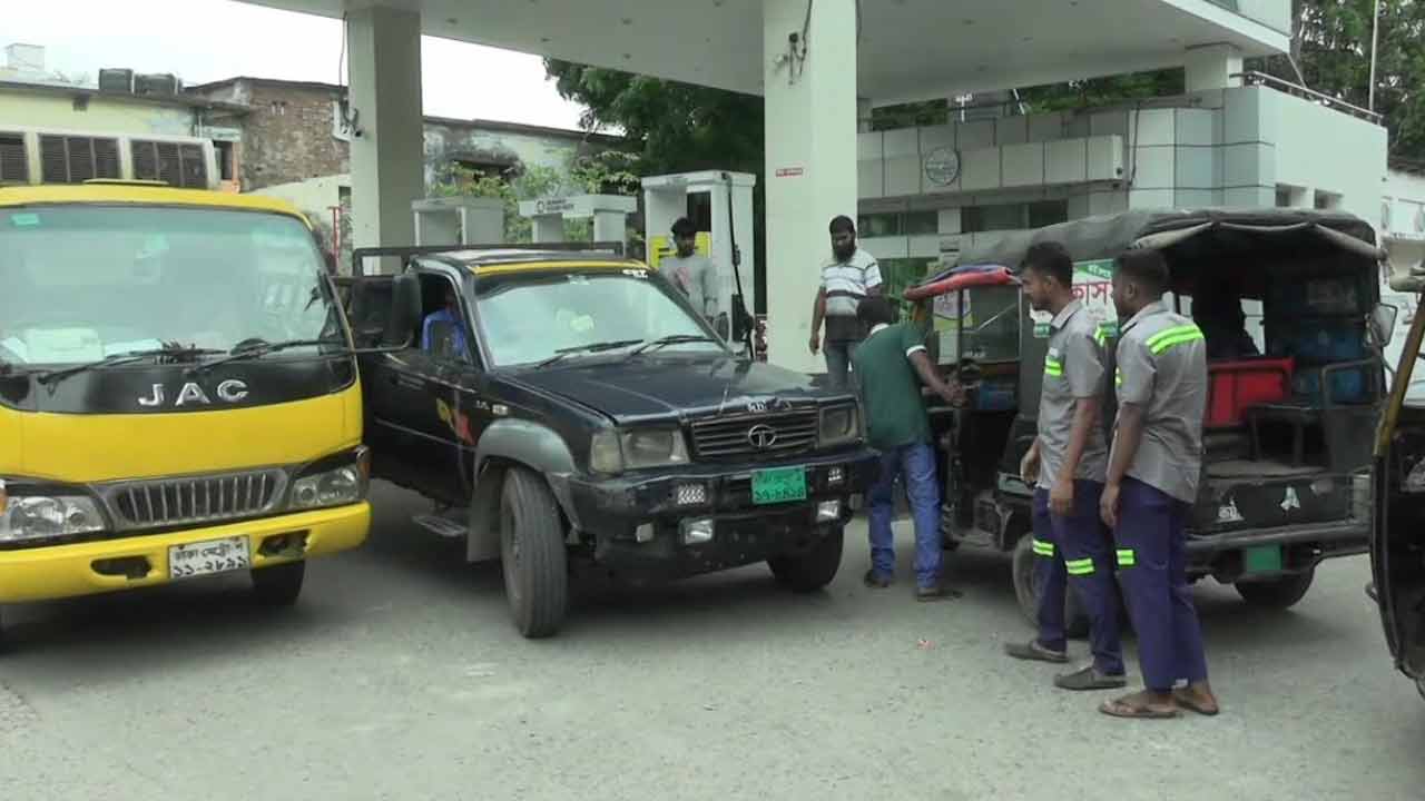 দাম বাড়লেও কমেনি ভিড়, বরিশালের পেট্রোল পাম্পে দীর্ঘ লাইন