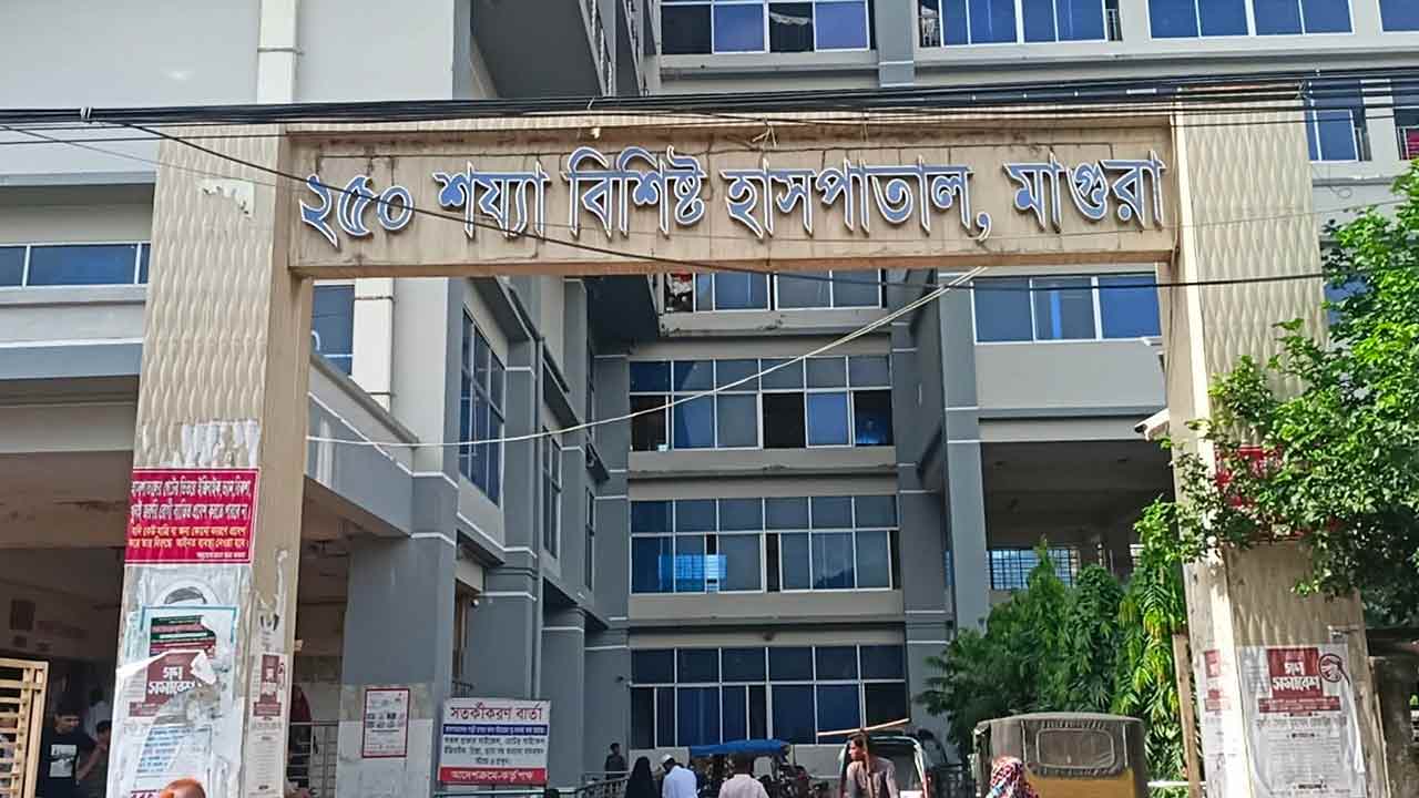মাগুরায় বাসের ধাক্কায় প্রবাসীর স্ত্রী নিহত