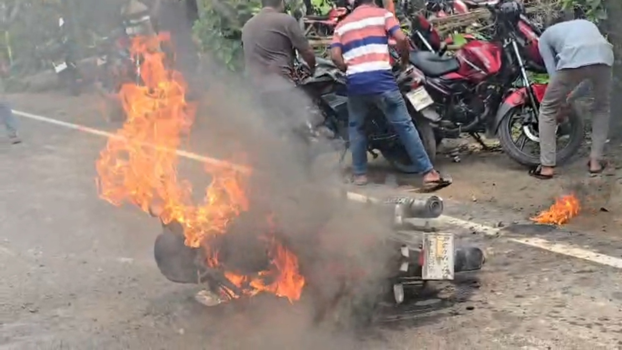 কুড়িগ্রামে ফিলিং স্টেশনে সিগারেটের আগুনে মোটরসাইকেলে অগ্নিকাণ্ড