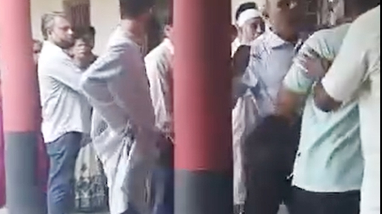 নরসিংদীতে কলেজে ঢুকে অধ্যক্ষের ওপর হামলা, চাঁদা দাবির অভিযোগ