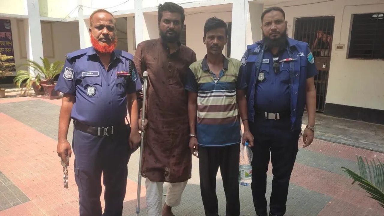 মাদারীপুরে ডাকাতির ট্রাক উদ্ধার, নারায়ণগঞ্জে গ্রেপ্তার ২