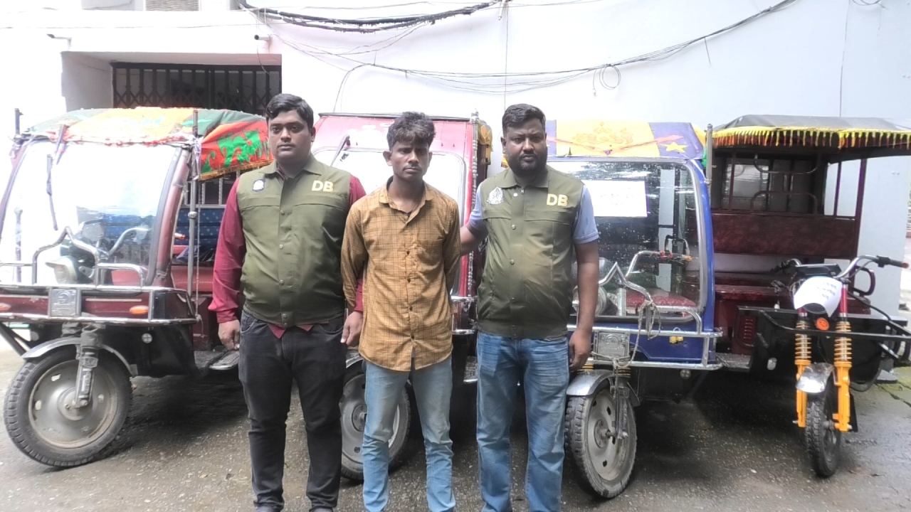 লালমনিরহাটে চোরাই অটোরিকশাসহ আন্তঃজেলা চোর চক্রের ২ সদস্য গ্রেপ্তার