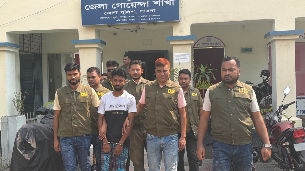 পাবনায় অস্ত্র কারখানায় অভিযান, বিপুল আগ্নেয়াস্ত্রসহ যুবক গ্রেপ্তার