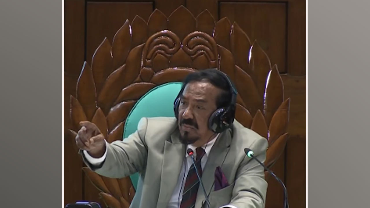 সংসদের অধিবেশন কক্ষে কিছু খাচ্ছিলেন এমপি, ধরে ফেললেন স্পিকার