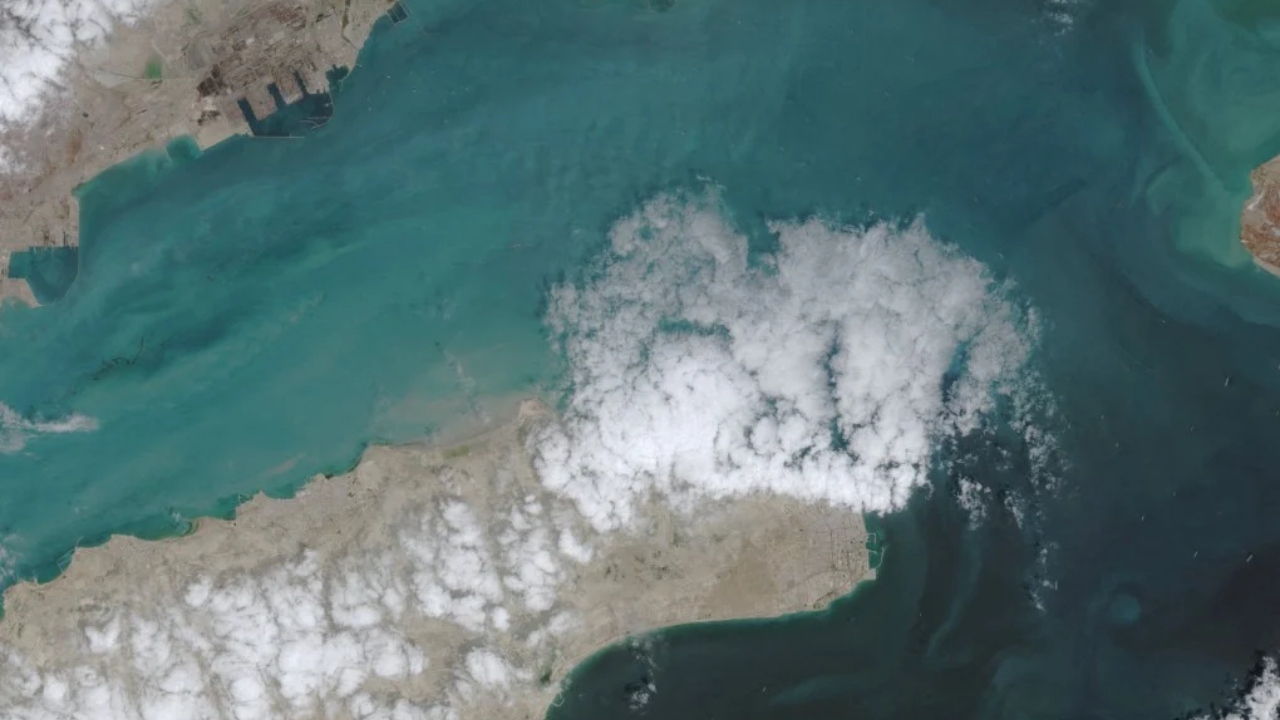 হরমুজ প্রণালি &lsquo;পুরোপুরি অবরুদ্ধ&rsquo; দাবি ট্রাম্পের