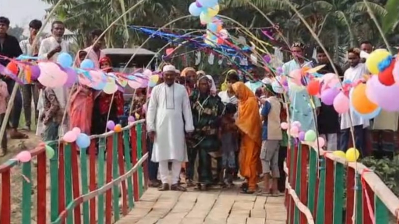 কুলির ঘামে গড়া কাঠের সেতুতে দূর হলো দীর্ঘদিনের দুর্ভোগ