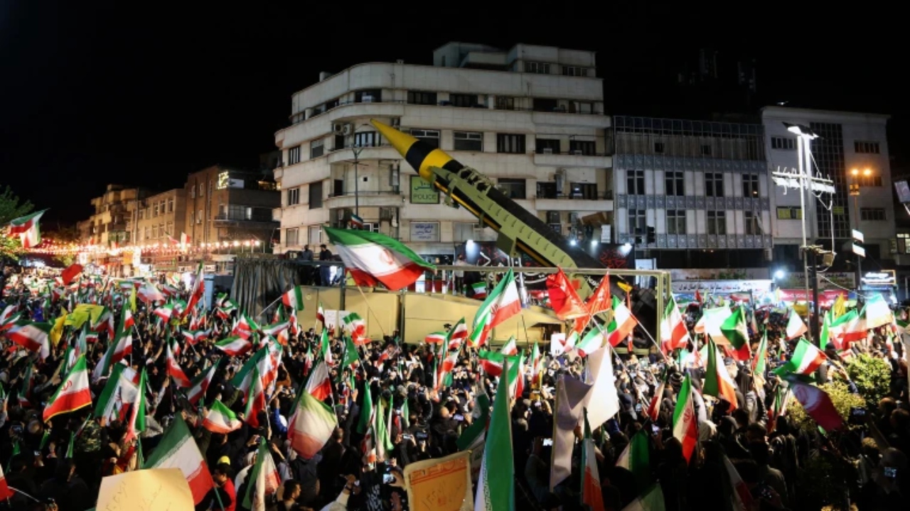 ইরানে সরকারপন্থী সমাবেশে ব্যালিস্টিক ক্ষেপণাস্ত্র প্রদর্শন