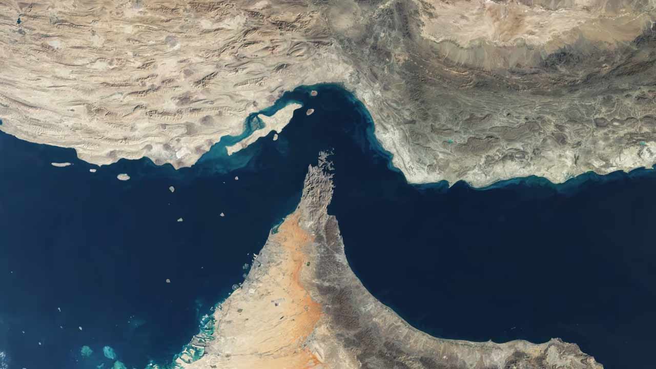 হরমুজে দুটি জাহাজ জব্দের দাবি আইআরজিসির