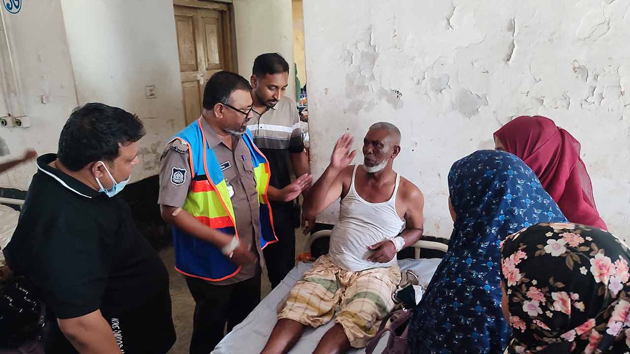 পদ্মা নদীতে নৌ পুলিশের ওপর হামলা