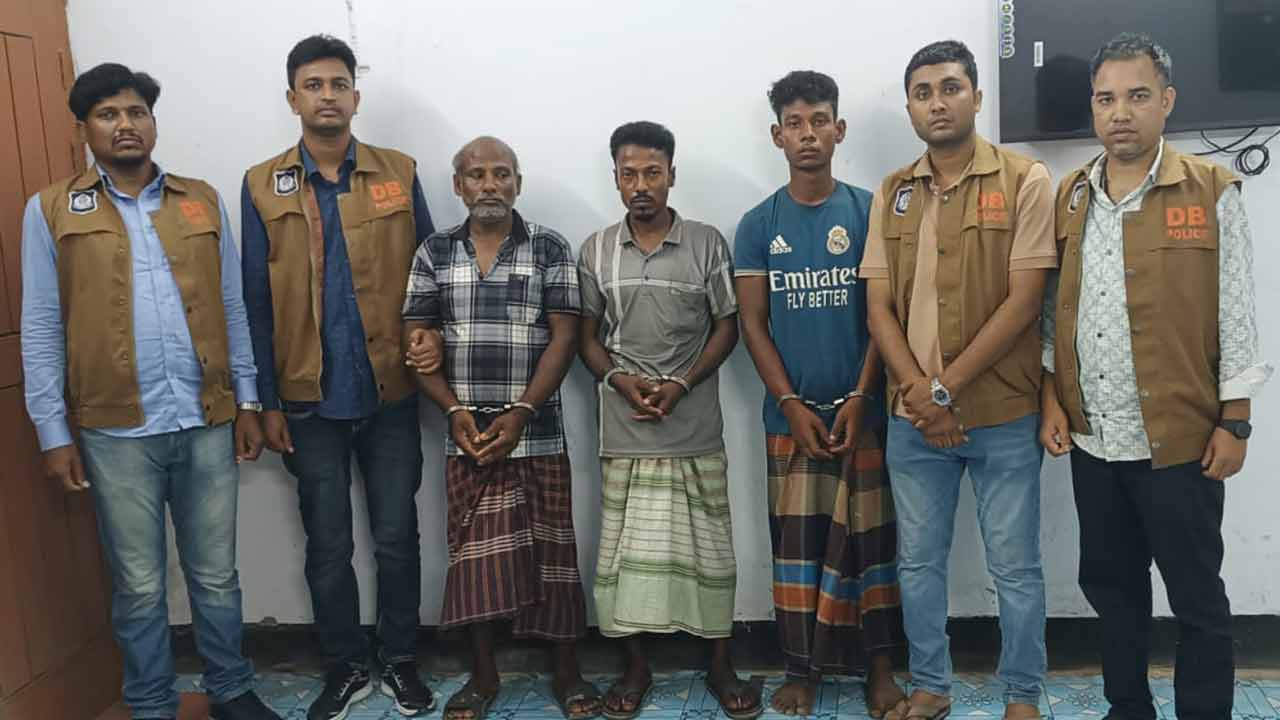 নওগাঁয় একই পরিবারের চারজনকে গলাকেটে হত্যা