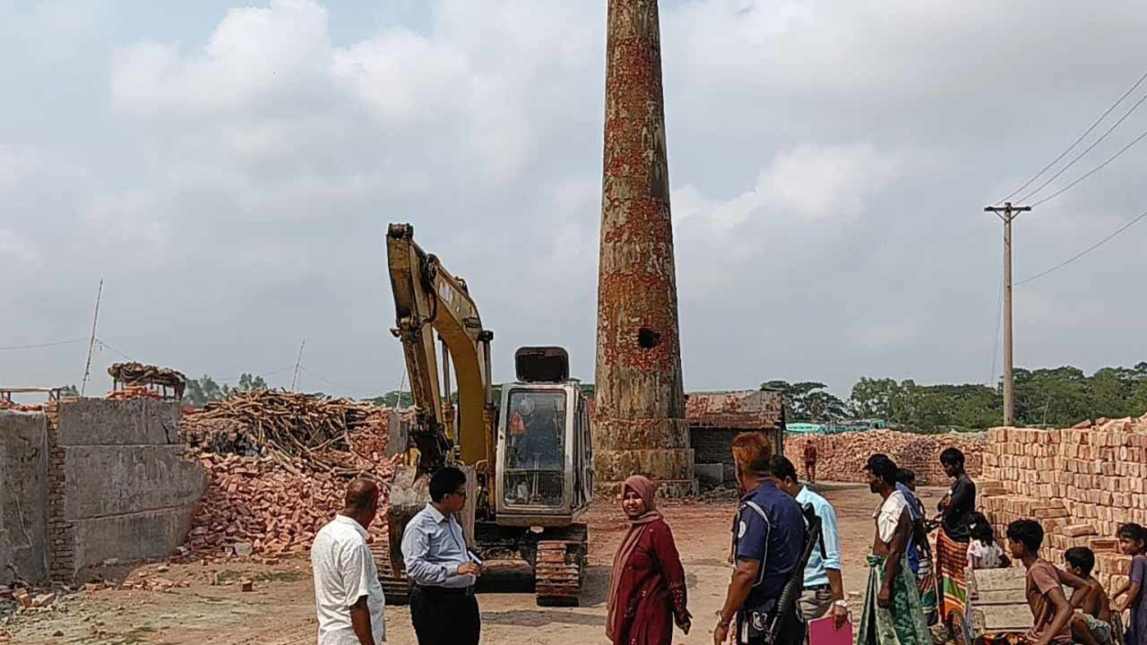কলাপাড়ায় ভ্রাম্যমাণ আদালতের অভিযান, তিন ইটভাটাকে ৪ লাখ টাকা জরিমানা