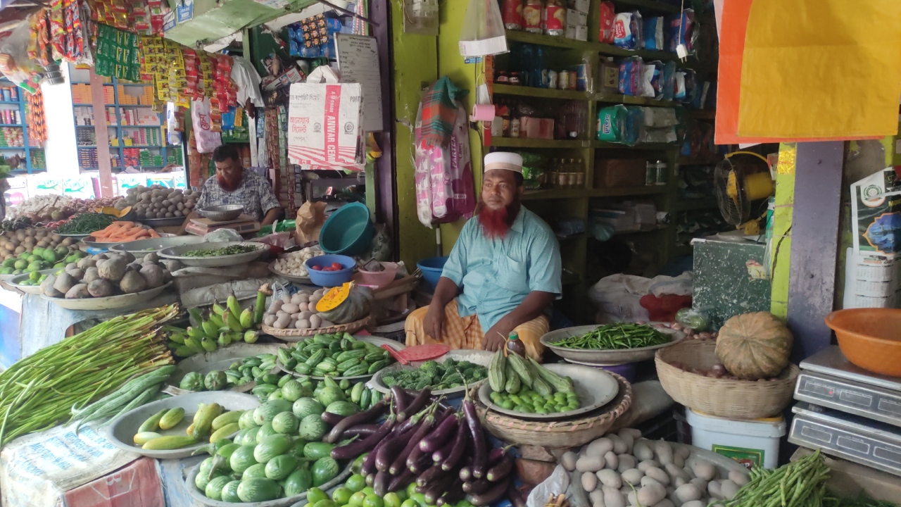 তীব্র গরমের সঙ্গে পাল্লা দিয়ে বাড়ছে মাগুরার কাঁচা বাজারের দাম, বিপাকে ক্রেতারা