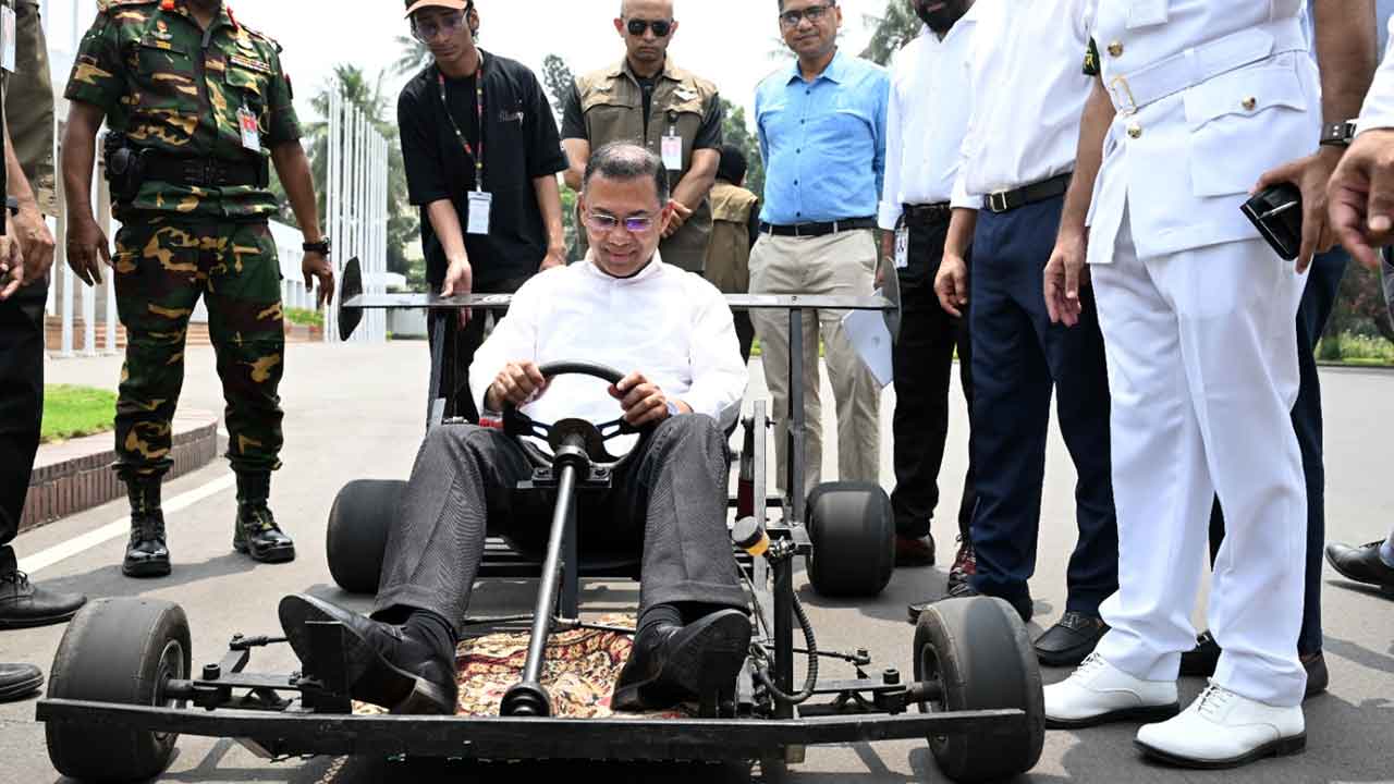 শিক্ষার্থীর তৈরি রেসিং কার চালিয়ে উৎসাহ দিলেন প্রধানমন্ত্রী&nbsp;