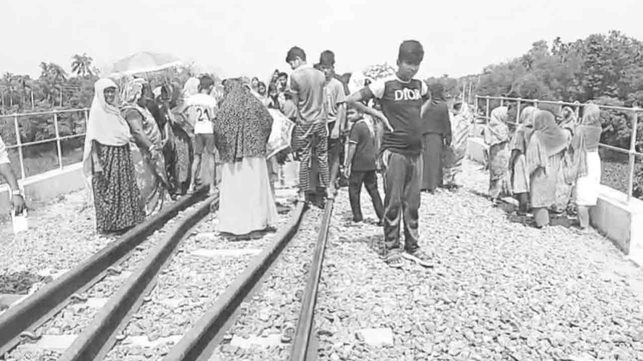 নড়াইলে ট্রেনে কাটা পড়ে নারীসহ শিশুর মৃত্যু